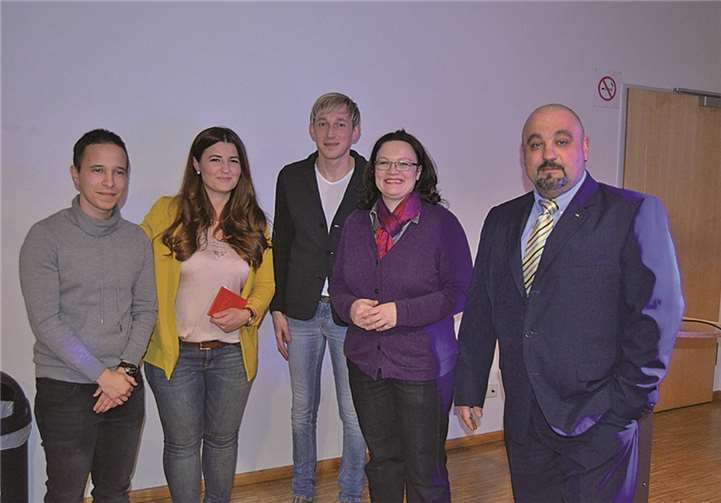 Diellza Avdiu wurde mit der Parteibuchübergabe von Andrea Nahles als neues Mitglied begrüßt. privat