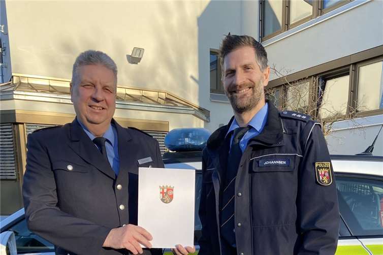 Dienststellenleiter EPHK Jens Dommeck mit dem neuen Bezirksbeamten PHK Johannsen.Foto: Polizeiinspektion Bendorf