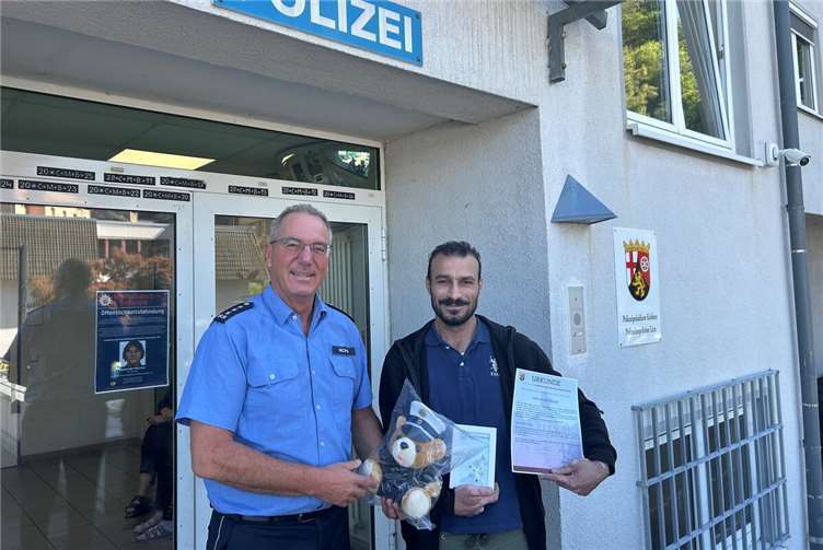 Dienststellenleiter EPHK Thomas Hecking zusammen mit Khaled Hajouli, der die Ehrung entgegennahm.Foto: Polizei