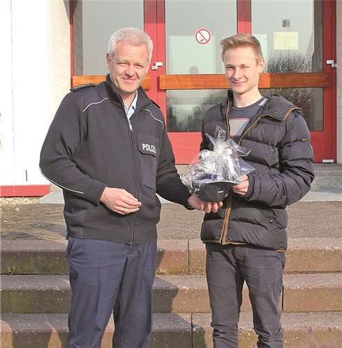 Dienststellenleiter PD Carsten Westerkamp begrüßte den 500. Praktikanten: den 15-jährigen Moritz Starke aus Blankenheim. Bundespolizei