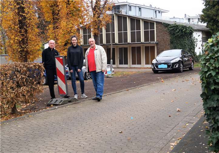 „Dies ist kein Parkstreifen, sondern die neue Ausweichbucht! Diese erhöht allerdings nicht die Verkehrssicherheit“ sind sich die FDP-Vertreter in Bad Breisig (von rechts) Dirk Herminghaus, Shanta Fischenich und Ulrich van Bebber einig. privat
