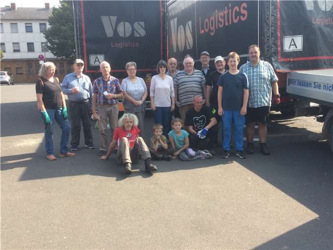 Dies ist nur ein Teil der vielen aktiven Helferinnen und Helfer bei der Kolping-Kleidersammlung. Foto: Kolping