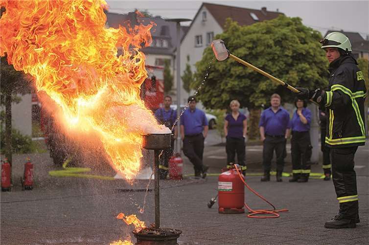Dies passiert, wenn auf brennendes Fett Wasser geschüttet wird.