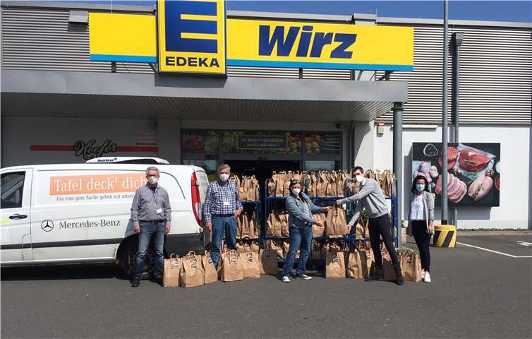 Diese 120 Tüten müssen noch ins Tafelfahrzeug. Uli Mertens, Werner Willems, Sandra Schluchtmann und (rechts) Simone Haubrichs bedankten sich im Namen aller Tafelkunden bei (Zweiter von rechts) Pascal Kollig vom Edeka-Markt in Plaidt.Foto: Caritas