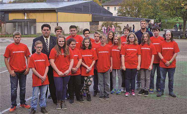 Diese 20 Jungen und Mädchen werden an der Konrad-Adenauer-Schule den Sanitätsdienst übernehmen. Schulleiter Eugen Herrmann (3.v.l.) und Kooperationslehrer Tim Kollmayer freuen sich über das ehrenamtliche Engagement. MT