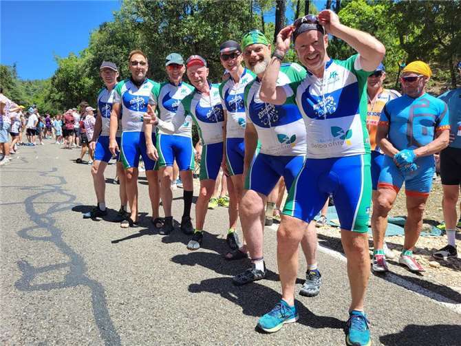 Diese 7 Radsportler der Equipe EuroDeK feuerten bei der Tour de France die neue deutsche Radsporthoffnung Florian Lipowitz am legendären Mont Ventoux lautstark an.  Fotos: Equipe EuroDeK/Thomas Kauth