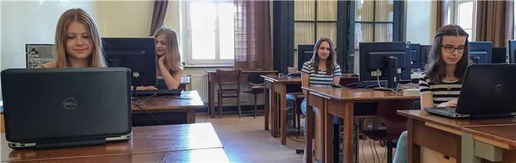 Diese AG, geleitet von Jan Hansen, besteht aus vier Schülerinnen der MSS 11 und ist verantwortlich für die gesamte Veranstaltungstechnik der Schule. Foto: privat