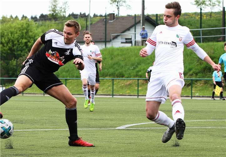 Diese Aktion von Marcel Berg (links) sieht etwas unorthodox aus. Der Malberger Albert Kudrenko muss nicht unbedingt eingreifen.