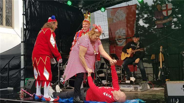 Diese Aktion war während und nach der Rathauserstürmung Stadtgespräch in Mülheim-Kärlich: Möhnenpräsidentin Martina Niepagen probte gemeinsam mit Patrick-Swazy-Nachfolger Thomas Andernach die legendäre Hebeszene des Films „Dirty Dancing“. Behilflich war unter anderen auch der Mülheim-Kärlicher Karnevalsprinz Marco I..