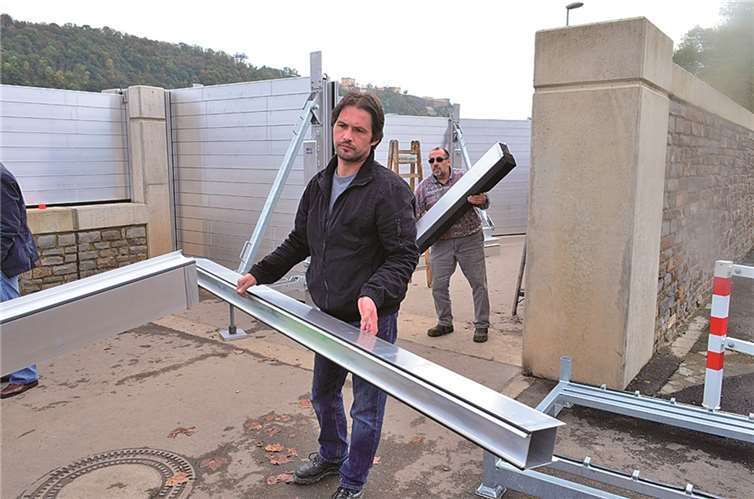 Diese Aluminiumdammbalken müssen bei drohendem Hochwasser auf der Schutzmauer installiert werden.
