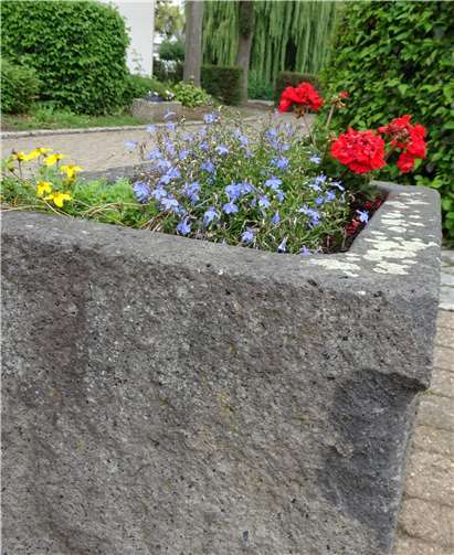 Diese Basaltkübel suchen Paten. Foto: privat