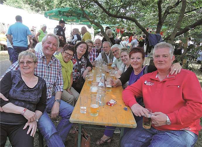 Diese Besucher-Gruppe beging ihr Klassentreffen auf der Kirmes.