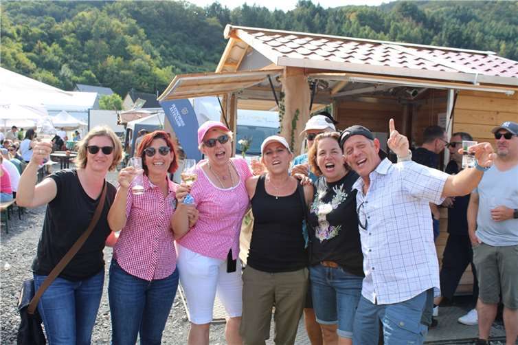Diese Besucher aus Wesseling-Urfeld hatten beim Recher Winzerfest jede Menge Spaß.
