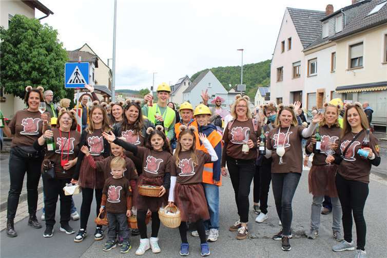 Diese Biber knabbern nicht nur am Holz – sie verschmähen auch den Recher Wein keinesfalls.  Fotos: DU