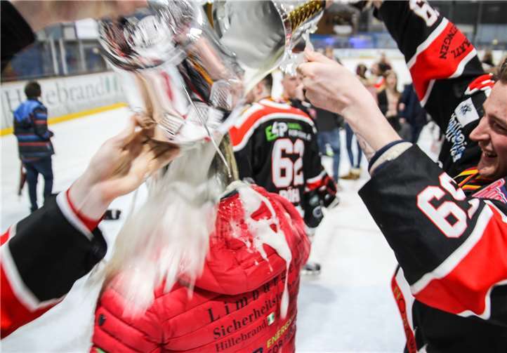 Diese Bierdusche kam für Trainer Arno Lörsch nicht unerwartet, aber dennoch überraschend.