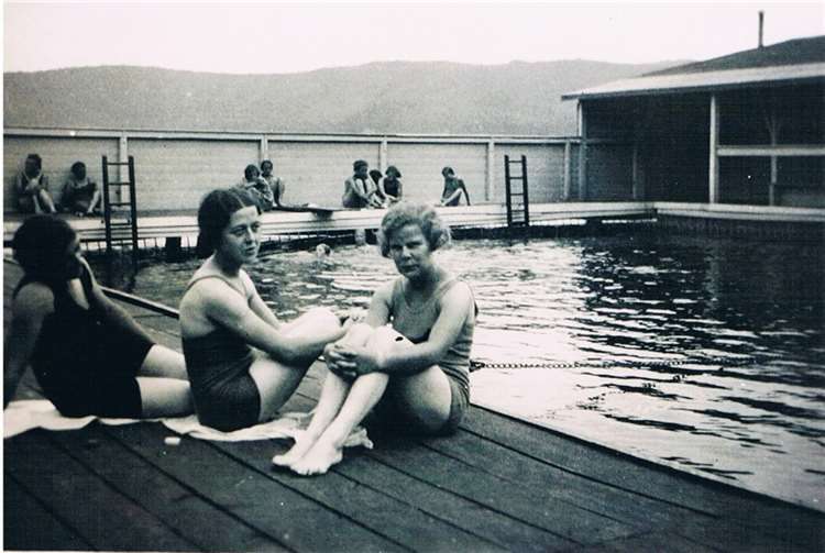 Diese Bilder erinnern an die ehemalige Einrichtung der Badeanstalt im Laacher See. Fotos: Karl Schneider