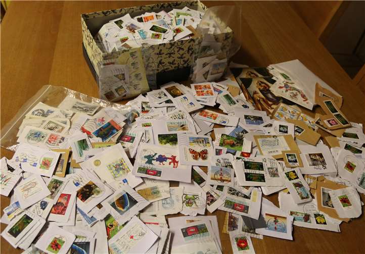 Diese Briefmarken helfen in Bethel Arbeitsplätze zu erhalten. Foto: privat