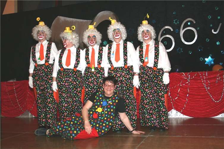 Heitere Jubiläumssitzung Diese Clowns trugen pantomimisch das Lied „Aber dich gibt’s nur einmal für mich“ vor und animierten das Publikum zum mitmachen.WK