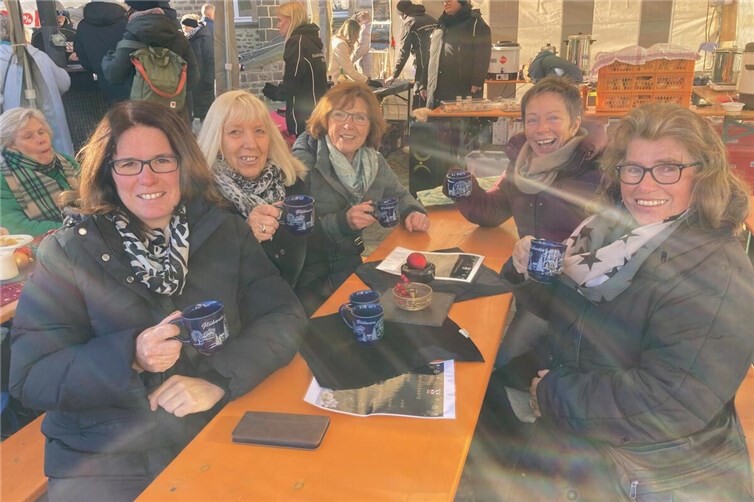 Diese Damen ließen sich den Glühwein schmecken.