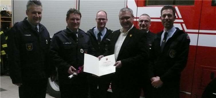 Diese Ehrung durfte nicht fehlen (von links): Ortsbürgermeister Torsten Zilles, Christian Wetzlar, Wehrführer Carsten Keppler, Erster Beigeordneter Christoph Kicherer, stellvertretender Wehrleiter André Bauer und stellvertretender Wehrführer Frank Fuchs.