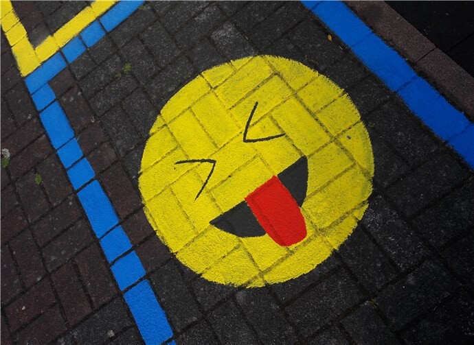 Diese Emoji-Zeichnung ist nur ein Teil der Zeichnungen auf dem Schulhof.