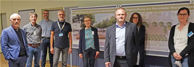 Diese Experten führten durch die Bürgerbeteiligungsrunde: Joachim Evers, Planer des Büros RMP - Stephan Lenzen Landschaftsarchitekten, Moderator Roland Becker, Frank Weinand (Bauamt), Reiner Geisen (Abteilungsleiter Bauamt), Moderatorin Gabriele Kotzke, Oberbürgermeister Jan Einig, Bauamtsleiterin Nina Porz und Stephanie Krings (Bauamt). Fotos: Stadt Neuwied