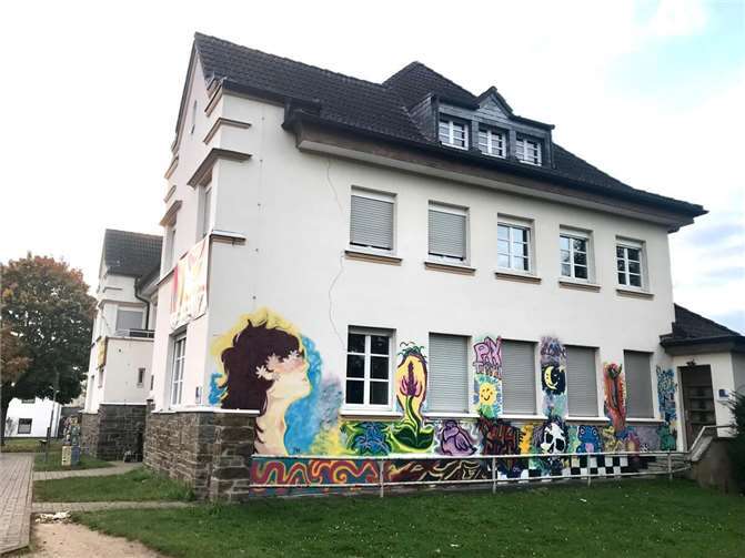 Diese Fassade am Haus der offenen Tür wird bald in ein Gesamtkunstwerk verwandelt. Erste Graffitis entstanden bereits bei vorherigen SINZITOPIA-Projekten.  Foto: Manfred Ruch