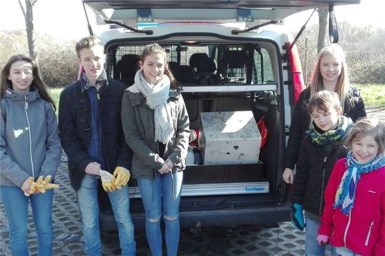 Diese Firmlinge fanden gar einen Tresor mit Inhalt, der den Einsatz der Polizei erforderlich machte.WK