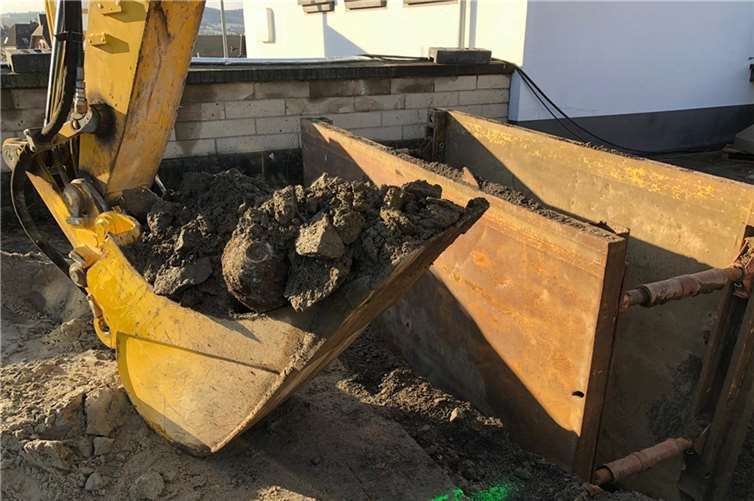 Diese Fliegerbombe wurde bei den Bauarbeiten am Ostbahnhof gefunden und wird bis zur Entschärfung bewacht. Foto: Stadt Mayen