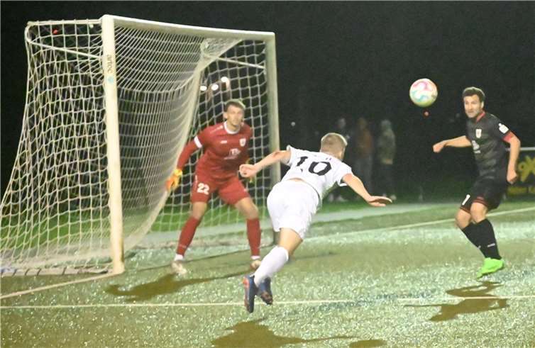 Diese Flugeinlage von Philipp Pohl fand zwar ihr gewünschtes Ziel, doch der Kopfball von Alexander Court (nicht im Bild) ging über das Andernacher Tor. Schlussmann Jannis Koch und Jörn Heider (rechts) mussten nicht mehr eingreifen.