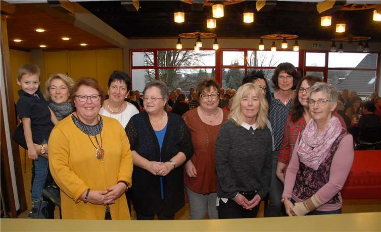 Diese Frauen aus dem Dorf stellten sich freudig für die Bewirtung der Senioren zur Verfügung. Fotos: KER