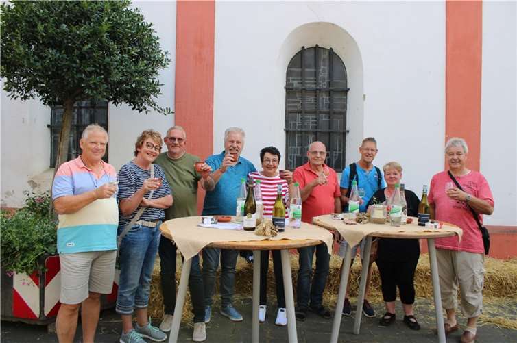Diese Freundesgruppe mit Gästen aus dem belgischen Eupen, aus Hannover sowie aus Heimersheim besucht das Heimersheimer Weinfest schon seit vielen Jahren.