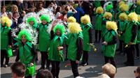 Diese Fußgruppe gehört zu den Gülser Husaren mit dem Motto „Die Pusteblume“. „Di...