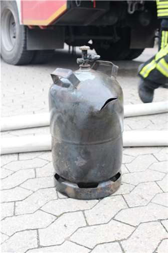 Diese Gasflasche explodierte bei dem Brand, dessen Ursache noch unklar ist. 