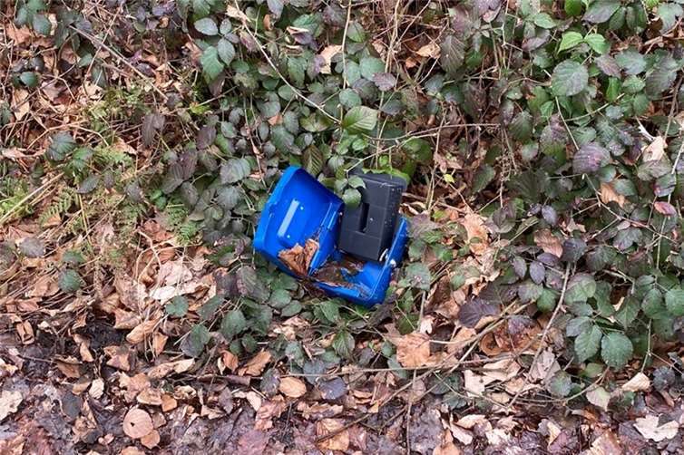Diese Geldkassette wurde in einem Waldstück bei Oberirsen gefunden.  Foto: Polizei