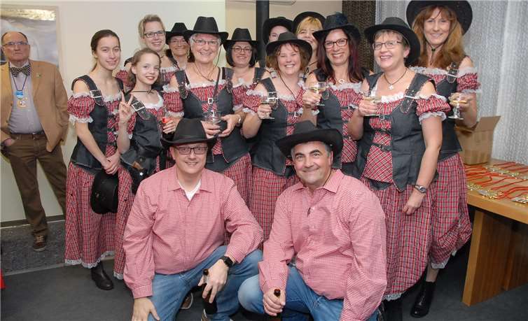 Großes Warmlaufen der Karnevalsvereine Diese Gruppe hat sich am Motto der Ransbach-Baumbacher Obermöhne Tanjaorientiert und kommt in Cowboy- und Cowgirl-Tracht. Fotos: KER
