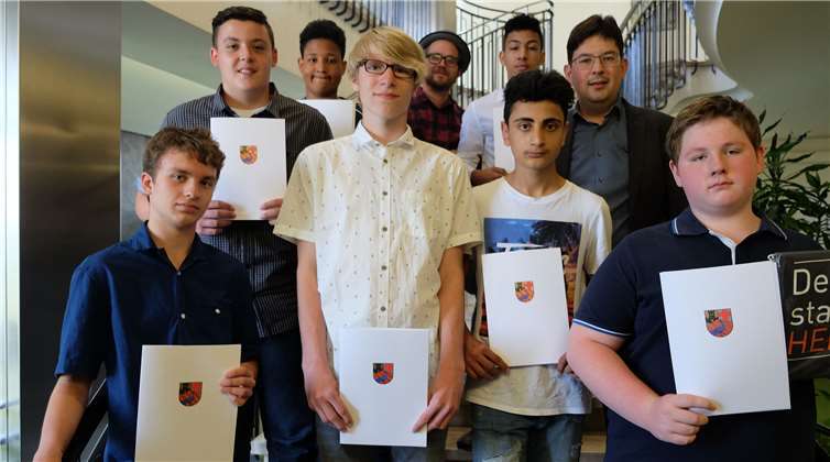 Jungs für sozialen Einsatz gesucht Diese Gruppe hatte sich 2018 ein halbes Jahr lang sozial engagiert. Bürgermeister Michael Mang und Jonas Kern überreichten den Teilnehmern die Zertifikate. Nun werden neue „ganze Kerle“ gesucht. privat