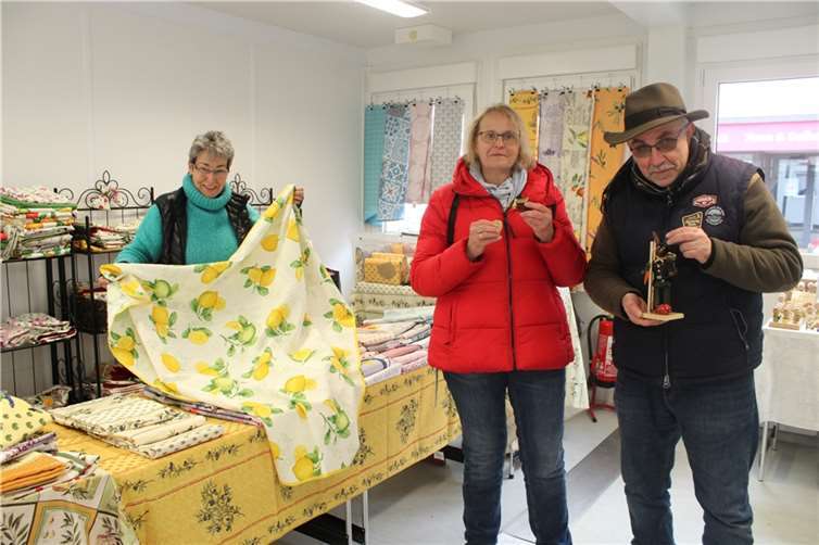 Diese Händler aus Sinzig und Kerpen sind seit Jahrzehnten auf dem Ahrweiler Weihnachtsmarkt präsent und waren, unter anderem mit Tuchwaren und Oster-Räuchermännchen, auch bei den „Frühlingsgefühlen“ in der Ahrweiler Pop-Up-Mall präsent.  Foto: DU