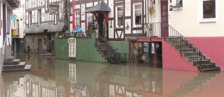 Diese Häuser sind nur noch mit Booten zu erreichen.  dieterwald_pixelio.de