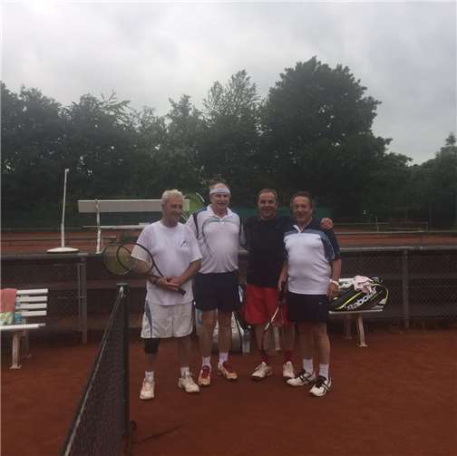 Diese Herren 65 haben im Doppel gegenaneinander gespielt: links vom TC, rechts vom BTV81.