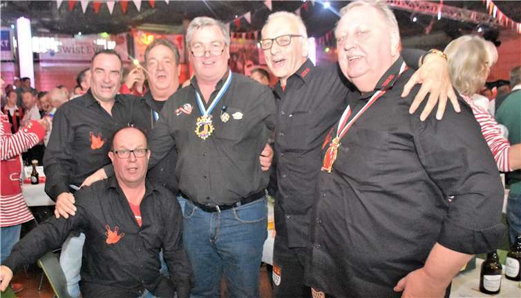 Diese Herren aus Wormersdorf kommen schon viele Jahre zur Herrensitzung. Fotos: EICH