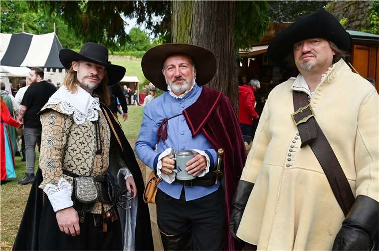 Diese Herren waren in edler Gewandung unterwegs. 