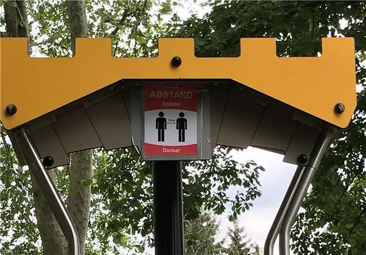 Diese Hinweisschilder sind an den Lahnsteiner Spielplätzen zu finden. Foto: Stadtverwaltung Lahnstein