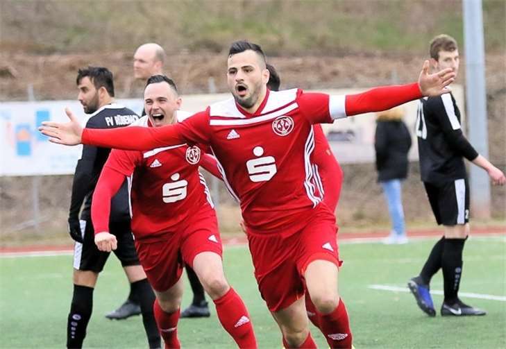Diese Jubelbilder soll es in der kommenden Saison vermehrt bei den Spielen von ATA Urmitz geben. Spielertrainer Dzenis Ramovic will mit seinem Team an der Ligaspitze mitmischen. Foto: TH