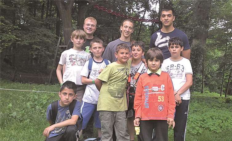 Diese Jungs erlebten einen spannenden Tag im Kletterwald. Ziel von Kletteraktionen ist es, die Persönlichkeitsentwicklung und das soziale Lernen zu fördern. privat
