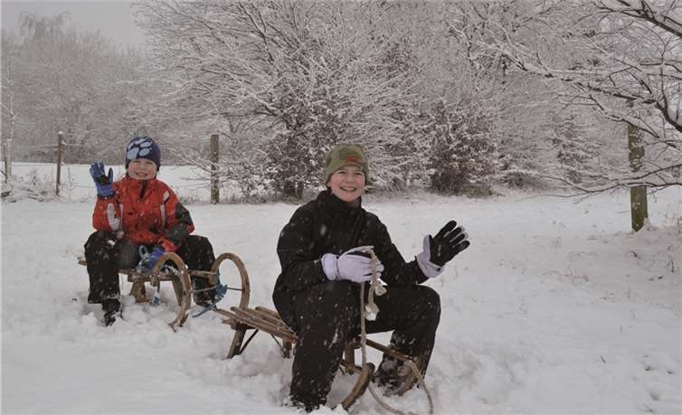 Diese Jungs freuen sich über den Schnee und die erste Schlittenfahrt in diesem Winter.WEIGERT