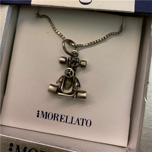 Diese Kette wird Enrico nun als Glücksbringer begleiten.