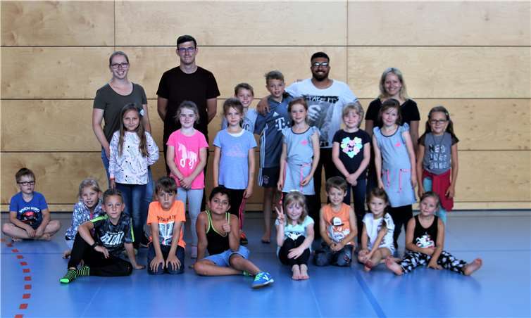 Diese Kids und viele Mehr hatten einen Mordsspaß mit Lisa Scharrenbach (h.li. – Päd. Leiterin HdF) ) und ihren Betreuern. Foto: privat