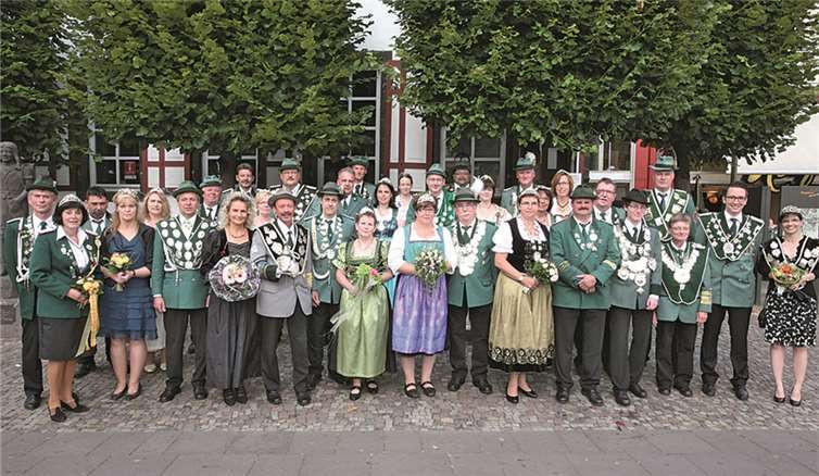 Diese Königinnen und Könige schossen am Sonntag um die Würde des neuen Bezirkskönigs. Nur die aktuelle Bezirks-Königin Edith Wagner (3.v.r.) durfte nicht erneut dabei sein. WE