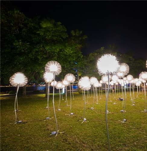 Diese Lichtinstallation von Olivia d’Aboville heißt „Giant Dandelions“, übersetzt „riesige Pusteblumen“.Urban Redevelopment Authority
